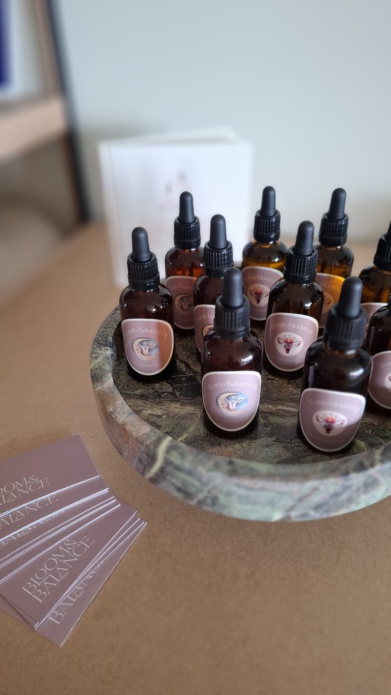 Flesjes massageolie van Bloom & Balance in een marmeren schaal