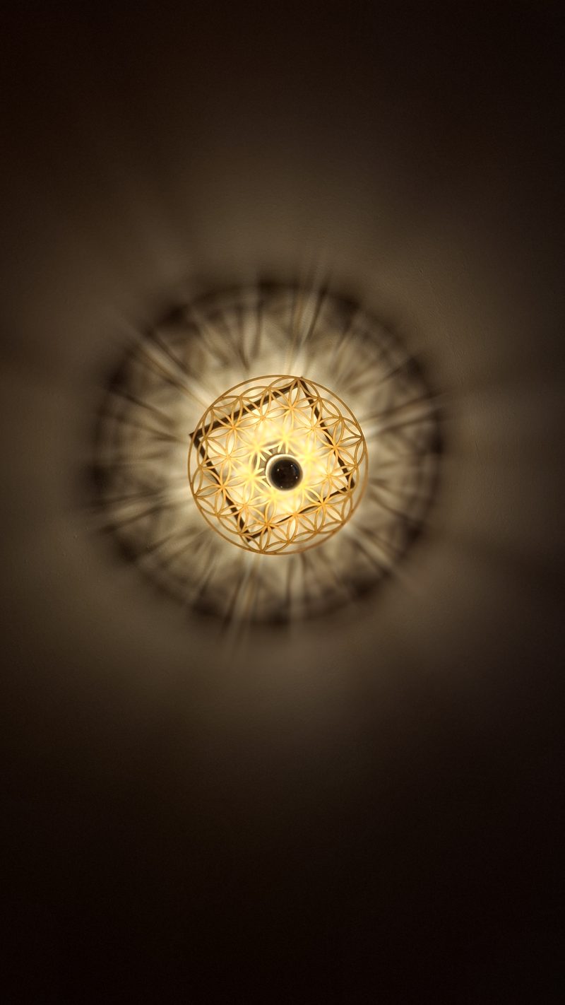 Een lamp werpt een zacht sterrenpatroon in het donker