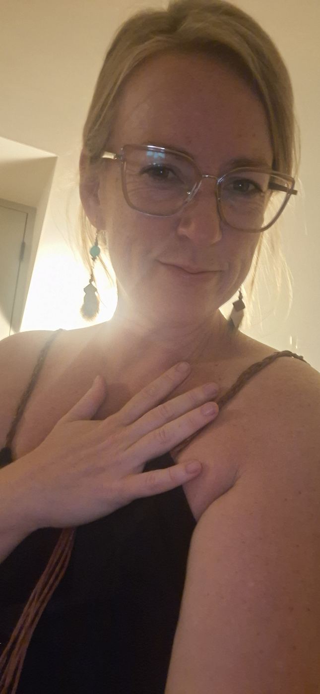 Lesley legt haar hand op haar hart, in warm avondlicht